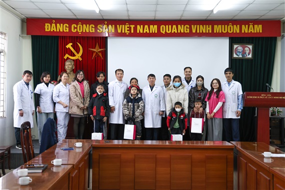 THĂM KHÁM BỆNH NHI ĐƯỢC TÀI TRỢ CHI PHÍ PHẪU THUẬT VÀ ĐIỀU TRỊ CỦA QUỸ VÌ TẦM VÓC VIỆT