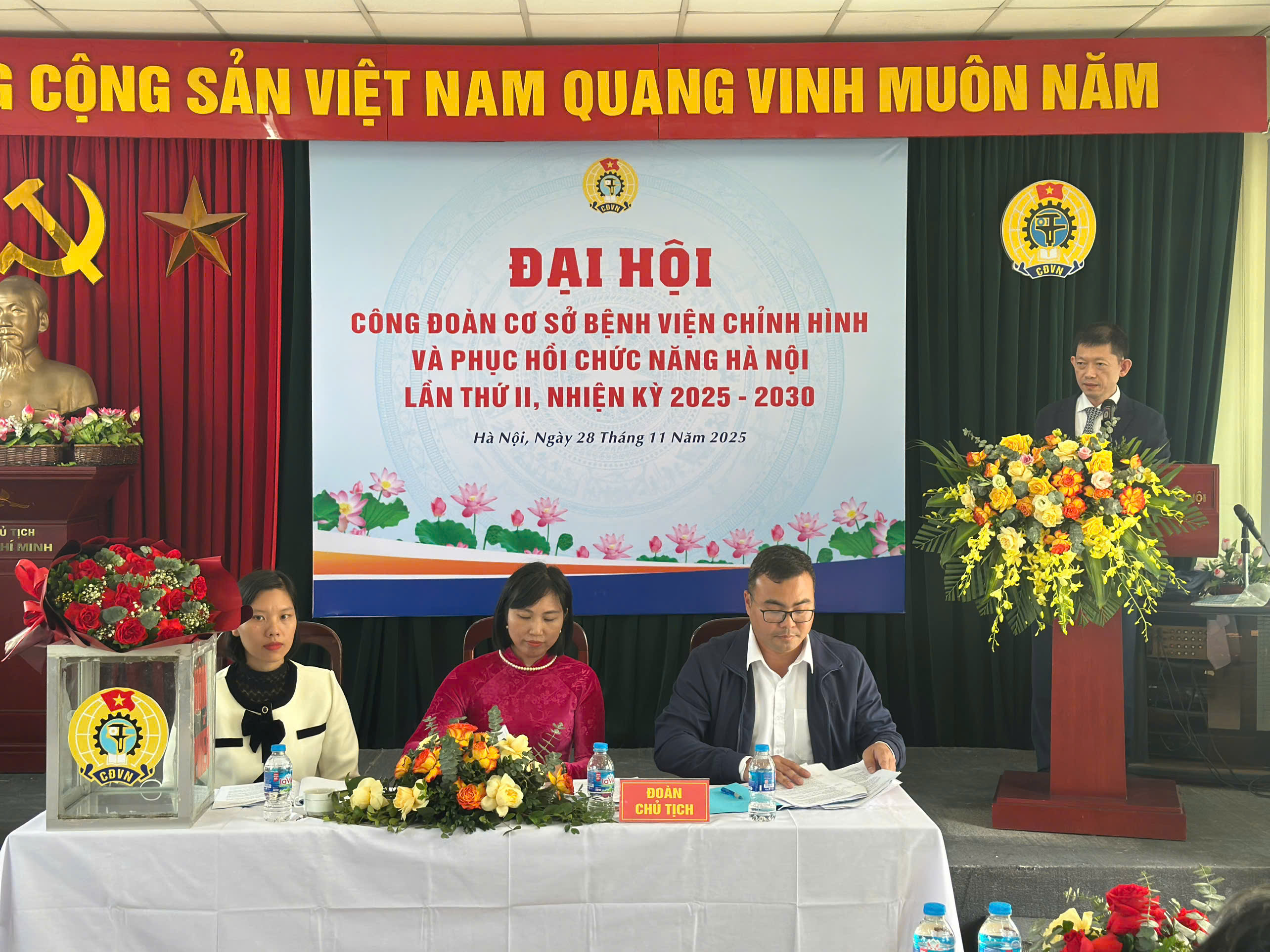 TS.BS DƯƠNG HUY LƯƠNG, Phó Cục trưởng Cục Quản lý Khám, chữa bệnh, Phụ trách điều hành Bệnh viện phát biểu tại hội nghị